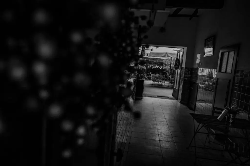 Schräg gestellte Aufnahme des Durchgangs mit Blick in den Innenhof der Metzgerei Hornung in Bamberg