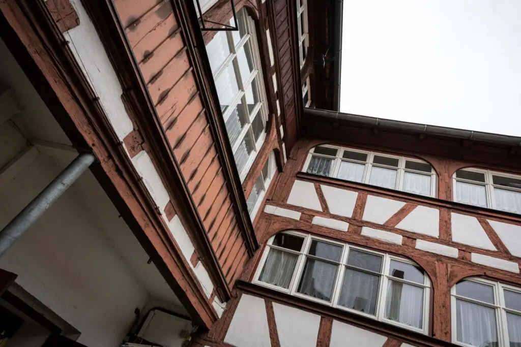 Fachwerkfassade des Metzgerei-Hornung-Gebäudes in Bamberg aus der Froschperspektive