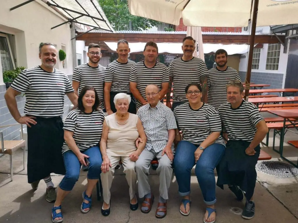 Teamfoto der Metzgerei Hornung Bamberg im historischen Innenhof