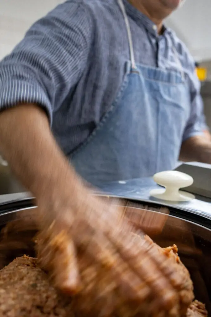 Frisches Brät bei der handwerklichen Wurstherstellung in der Metzgerei Hornung Bamberg