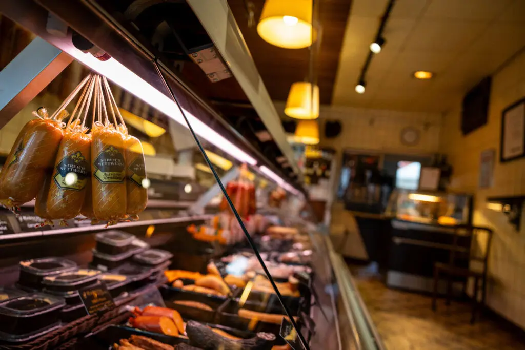 Fränkische Fleisch- und Wurstspezialitäten in der Verkaufstheke der Metzgerei Hornung Bamberg
