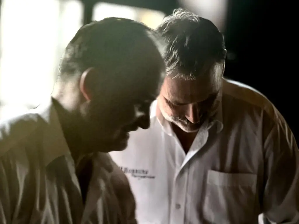 Mitarbeitende der Metzgerei Hornung in Bamberg im Gespräch während der Vorbereitung eines Catering-Einsatzes