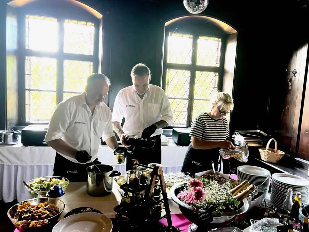 Mitarbeitende der Metzgerei Hornung Bamberg bereiten ein Buffet mit fränkischen Spezialitäten für ein Catering vor