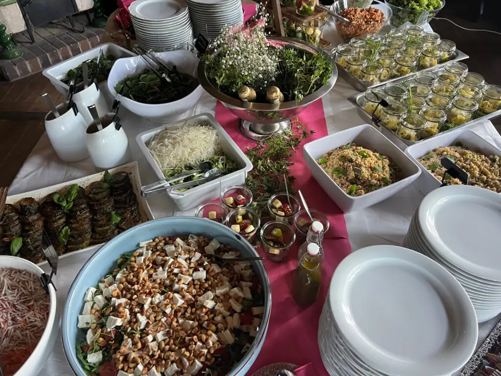 Vielfältiges Buffet mit warmen und kalten Speisen vom Catering der Metzgerei Hornung Bamberg