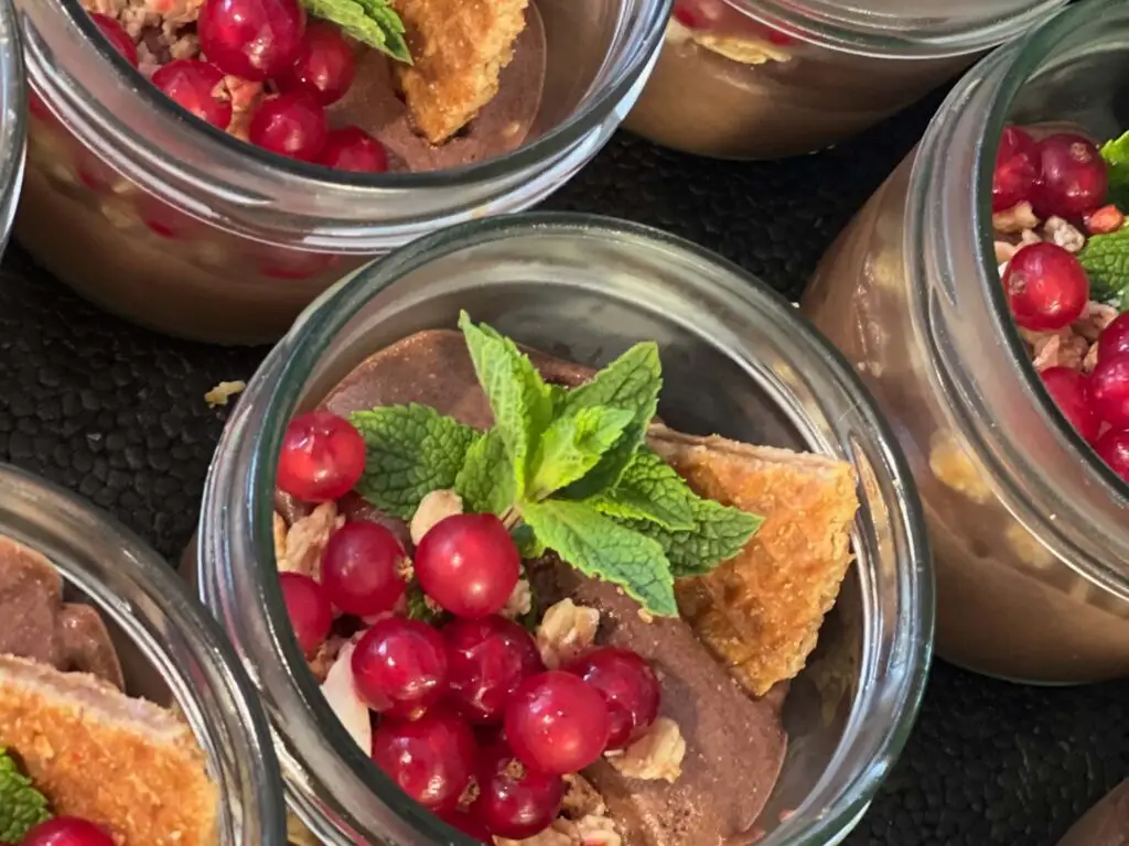 Frische Dessertvariationen mit Beeren und Minze vom Catering der Metzgerei Hornung Bamberg