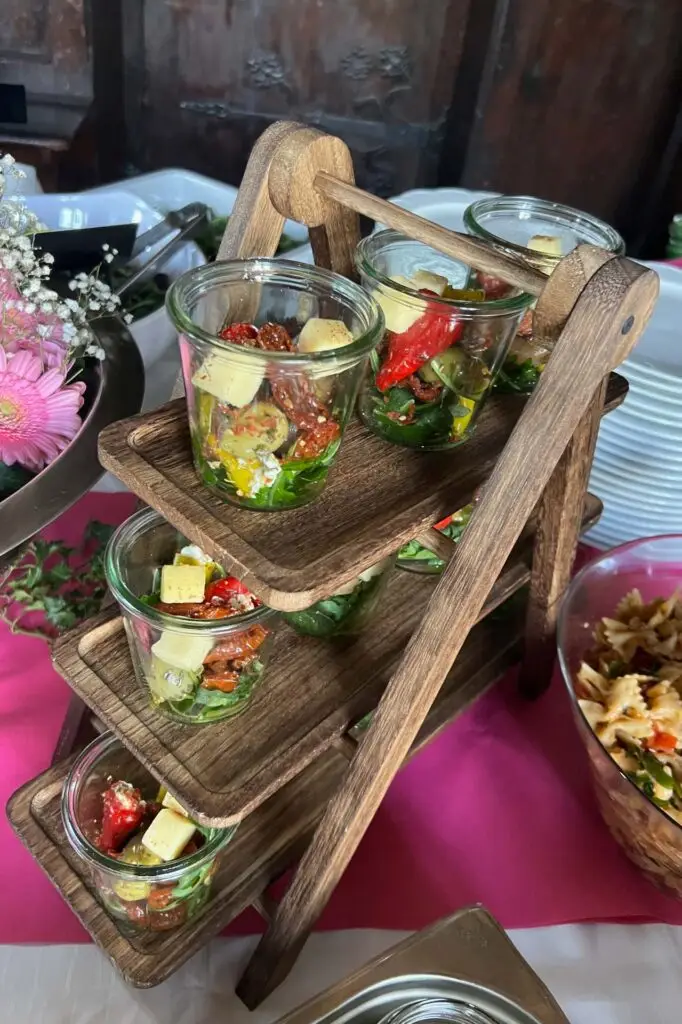 Etageren mit fein angerichteten Vorspeisen im Glas vom Catering der Metzgerei Hornung in Bamberg