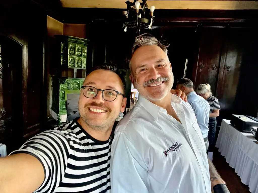 Mitarbeitende der Metzgerei Hornung Bamberg nehmen ein Selfie bei einem Catering-Einsatz in einer Gaststube auf