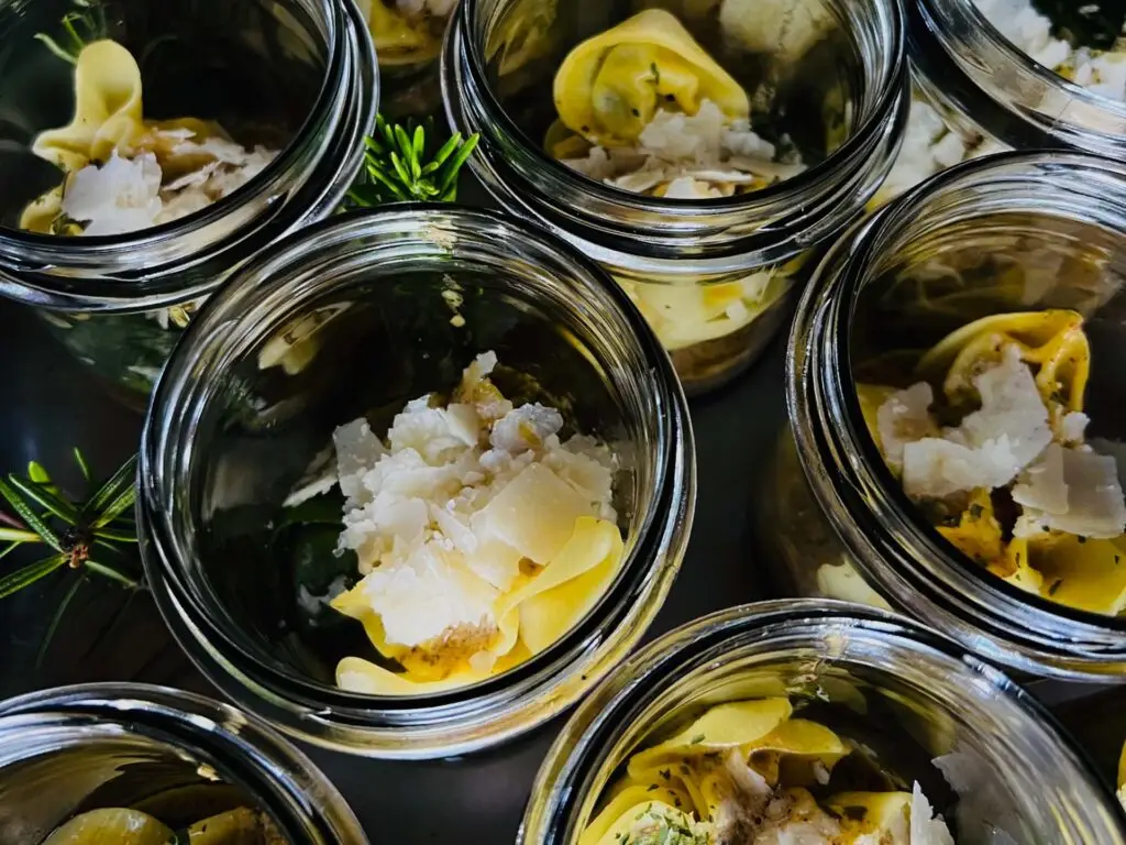 Hausgemachte Pasta-Vorspeisen im Glas vom Catering der Metzgerei Hornung in Bamberg