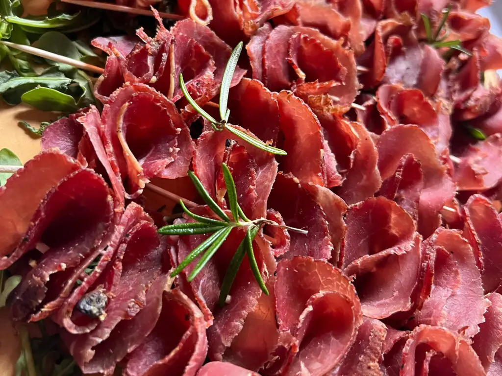 Fein aufgeschnittener Schinken der Metzgerei Hornung Bamberg mit Rosmarin dekoriert