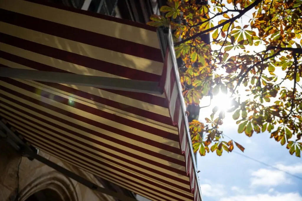 Außenmarkise der Metzgerei Hornung in Bamberg bei Sonnenschein