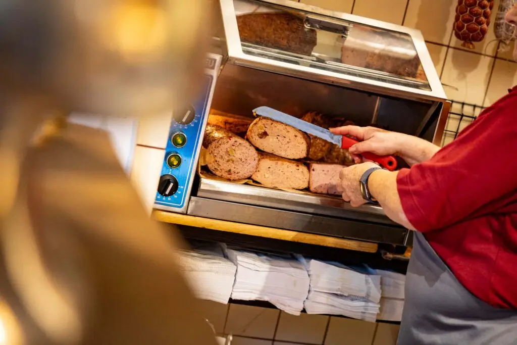 Frisch zubereiteter Leberkäse in der warmen Theke der Metzgerei Hornung in Bamberg
