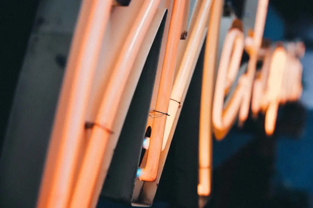 Detailaufnahme eines beleuchteten alten Schriftzuges "Metzgerei" im Innenhof der Fleischerei Bamberg