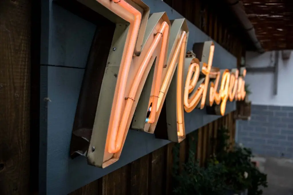 Beleuchtetes Metzgerei-Schild der Metzgerei Hornung Bamberg im Innenhof