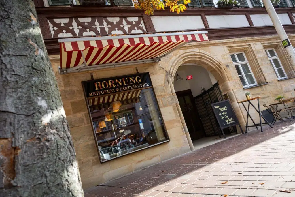 Außenansicht der Metzgerei Hornung in Bamberg mit Eingangsbereich und Schaufenster