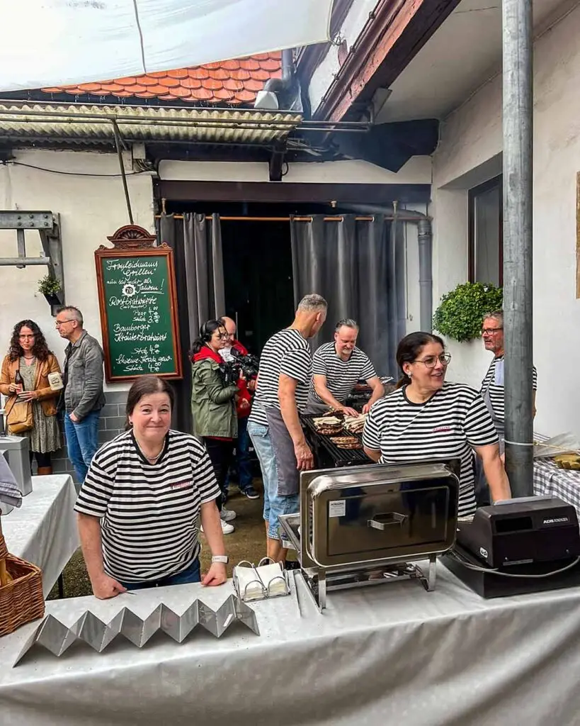 Mitarbeitende der Metzgerei Hornung in Bamberg beim traditionellen Fronleichnamsgrillen