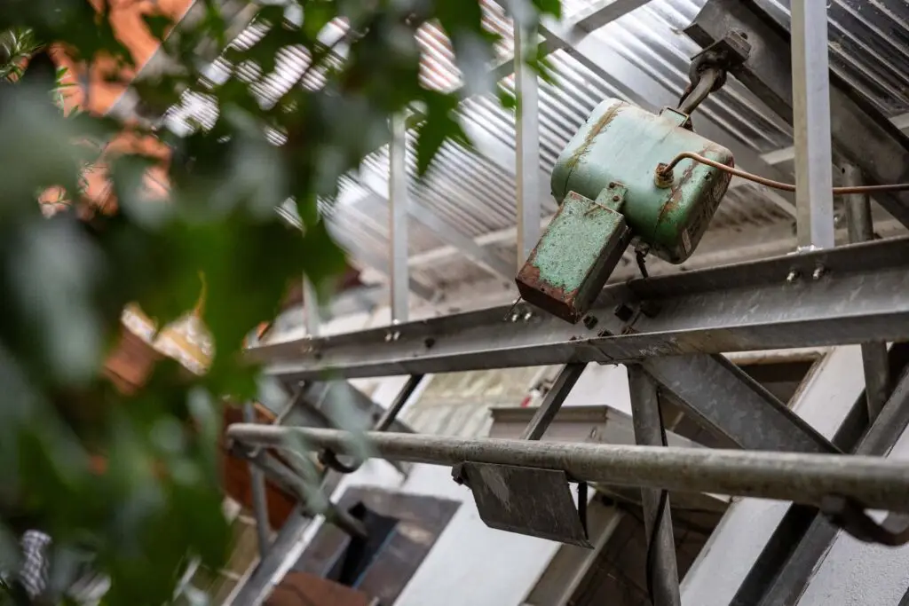 Detailaufnahme eines alten Flaschenzuges, hängend an Metallgestänge im Innenhof der Metzgerei Hornung in Bamberg