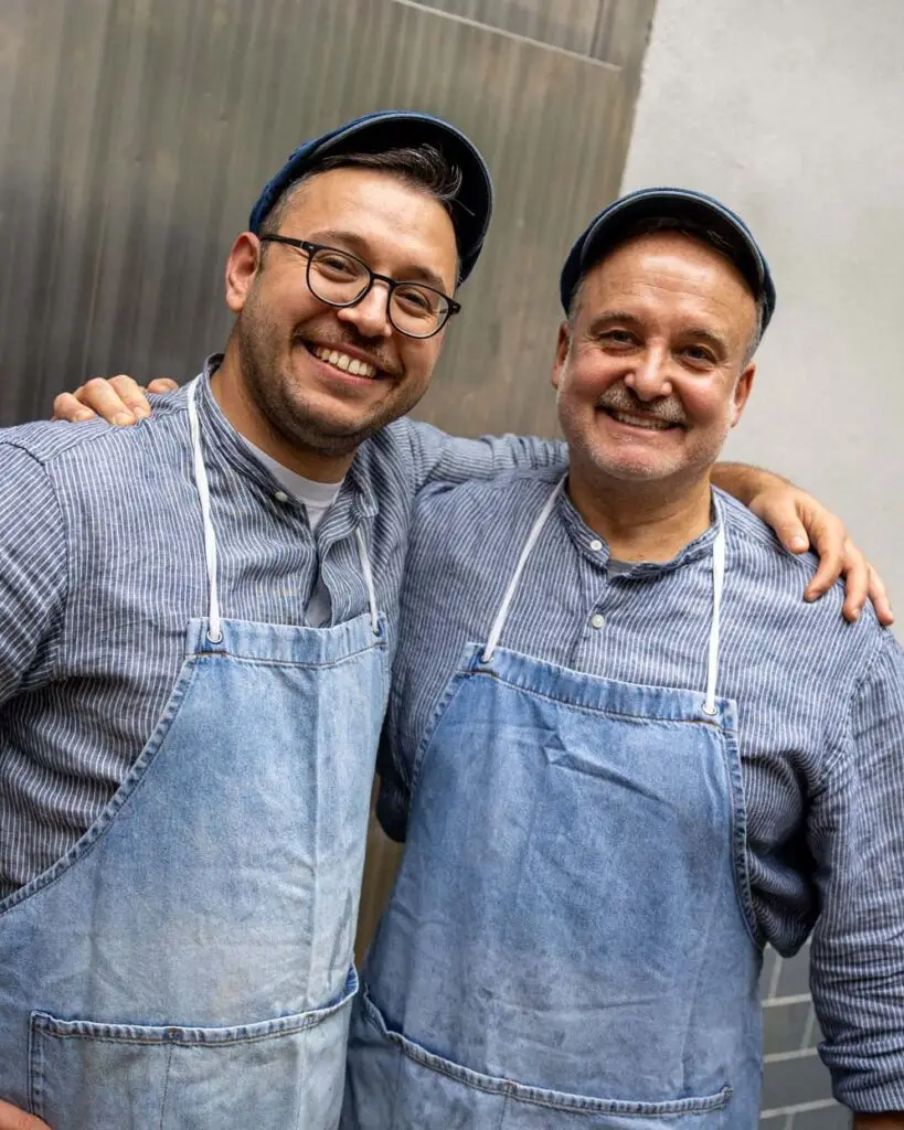 Mitarbeiter und Chef der Metzgerei Hornung in Arbeitskleidung