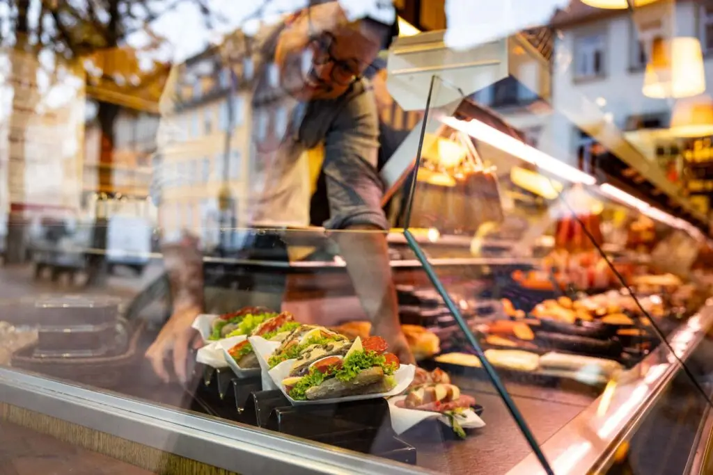 Fränkische Spezialitäten in der Verkaufstheke der Metzgerei Hornung Bamberg, durch das Schaufenster aufgenommen