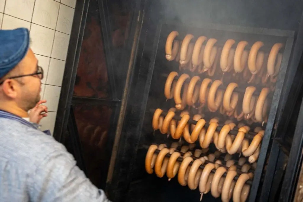 Traditionell geräucherte Bratwürste im Räucherofen der Metzgerei Hornung in Bamberg
