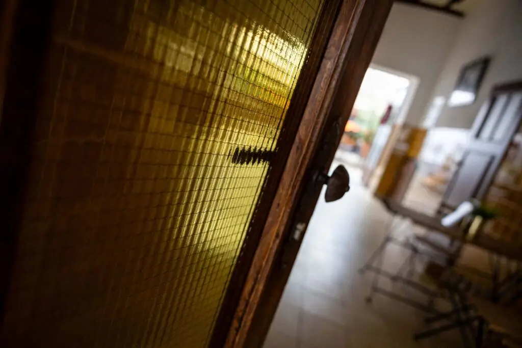 Eingangstür mit gelben Scheiben zum historischen Innenhof der Metzgerei Hornung in Bamberg