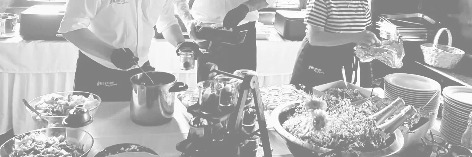 Schwarz-weiße Aufnahme vom Catering / Anrichten verschiedener Spezialitäten der Metzgerei Hornung in Bamberg