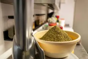 Schüssel mit frisch gemischten Naturgewürzen für die Wurstherstellung in der Metzgerei Hornung Bamberg