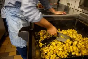 Zubereitung von Bratkartoffeln in der Produktionsküche der Metzgerei Hornung