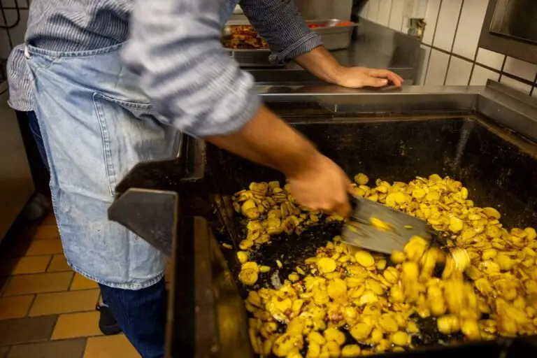 Zubereitung von Bratkartoffeln in der Produktionsküche der Metzgerei Hornung