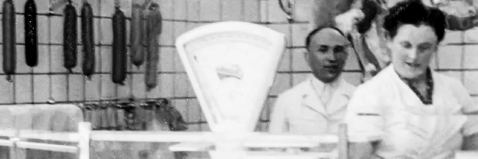 Historische Aufnahme aus der Metzgerei Hornung in Bamberg mit alter Fleischwaage