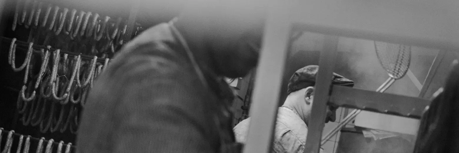 Unscharfe schwarz-weiße Aufnahme aus der Wurstküche der Metzgerei Hornung in Bamberg