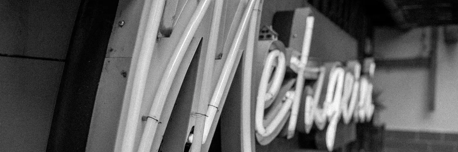 Schwarz-weiße Detailaufnahme des beleuchteten Metzgerei-Schriftzugs der Metzgerei Hornung in Bamberg